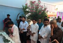 सांसद वर्मा ने शोक संवेदना व्यक्त कर शोकाकुल परिवार के लोगों से मिलकर, तैल्य चित्र पर श्रद्धा सुमन किया अर्पित