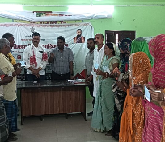 बलहा पंचायत के मुखिया ने दर्जनों लाभुकों को कबीर अंत्येष्टि योजना का लाभ